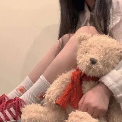 圈内顶流官宣恋情引爆服务器，双方工作室齐声否认，连续多日引热议